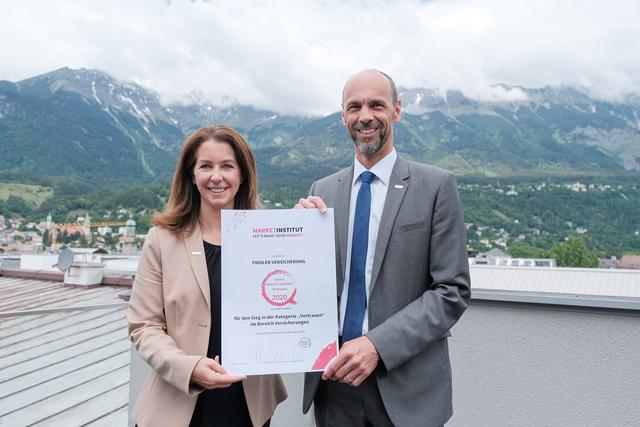 Die Kund*innen bestätigen: Die TIROLER ist die vertrauenswürdigste Versicherung Österreichs. Direktorin Mag. Isolde Stieg und Vorstand Mag. Franz Mair freuen sich über die Auszeichnung „Vertrauenswürdigste Versicherung Österreichs“. | Foto: Foto: TIROLER/Koch