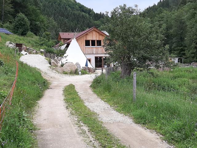Diese Zufahrt zur Schurzmühle darf von Lieferanten, Angestellten, Kunden nicht befahren werden. Anrainer behindern das und verweisen auf den "Privatweg". Das Fahrverbot ist umstritten.