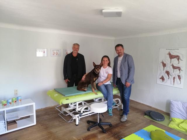 Vizebürgermeister Manfred Pfarr, Unternehmerin Nicole Sazecek und Bürgermeister Peter Schaludek