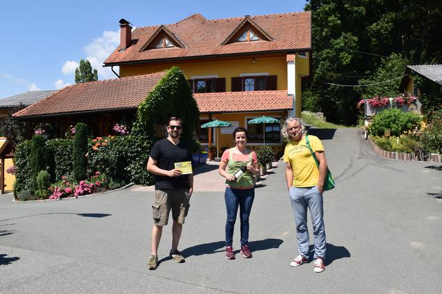 Gernot Kratzer (l.) mit Kulturgönnerin Margret Reinprecht (Buschenschank Schneeberger) und Oliver Mally. | Foto: Waltraud Fischer