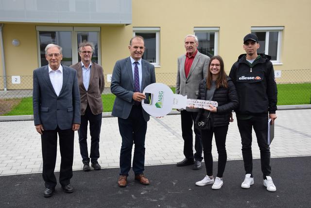 Bürgermeister Hans Wallowitsch, Direktor Manfred Fabsits, Bundesrat Otto Auer, Direktor Walter Mayr, Katrin Bayer und Ingo Vogl bei der symbolischen Schlüsselübergabe | Foto: NBG