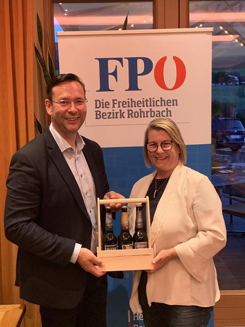 FPÖ Bildungssprecher Hermann Brückl und Landtagsabgeordnete Ulli Wall. | Foto: Foto: FPÖ Rohrbach