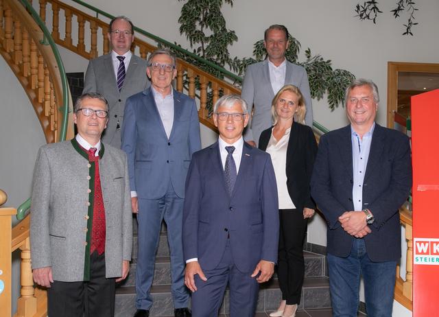 Bei der Konstituierung des neuen WKO-Ausschusses wurde der neue Kammerobmann Egon Hierzegger angelobt. | Foto: Steinfisch