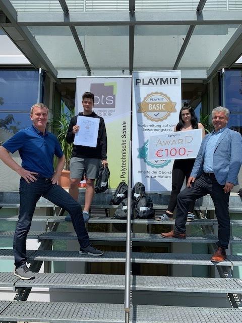 PTS- Direktor Albert Walter mit seinen Schülern Marcel Hammer und Michelle Frötscher sowie Michael Heppler von "Playmit".