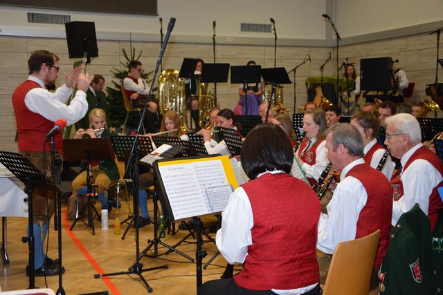 Die roten Gilet gehört bald der Vergangenheit an: Im Rahmen der Konzertreihe durch Bad Blumau präsentieren die Musiker ihre neue Tracht.