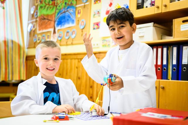 Die zwei Forscher Ryan (l.) und Emil haben sichtlich Spaß an "ihrer" Spürnasenecke im Kindergarten Schallmoos.  | Foto:  Stadt Salzburg