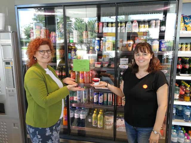 Vor dem Kühlregal: Petra Reichl mit Martina Knabb.