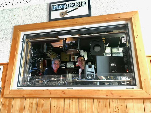 Bernd und Martin Sackl drehen die Technik in der Bluegarage schon seit drei Wochen wieder auf.