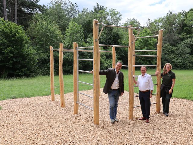 Das neue Calisthenicsgerät steht direkt beim Pappelteich