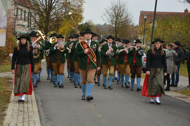 Mit dem Zusatz "wir kommen zu dir" lädt der Musikverein Bad Blumau zur Konzertreihe "Blasmusik im Dorf". Ab 3. Juli begeben sich die Musikerinnen und Musiker auf Wanderschaft und konzertieren jede Woche in einem anderen Bad Blumauer Ortsteil.