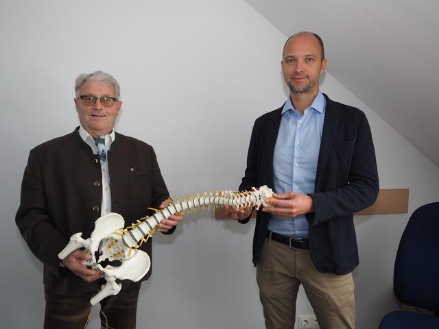 Gerhard Hechtl (li.), Facharzt für Orthopädie, übergibt seine Praxis an Dozent Gerald Gruber.