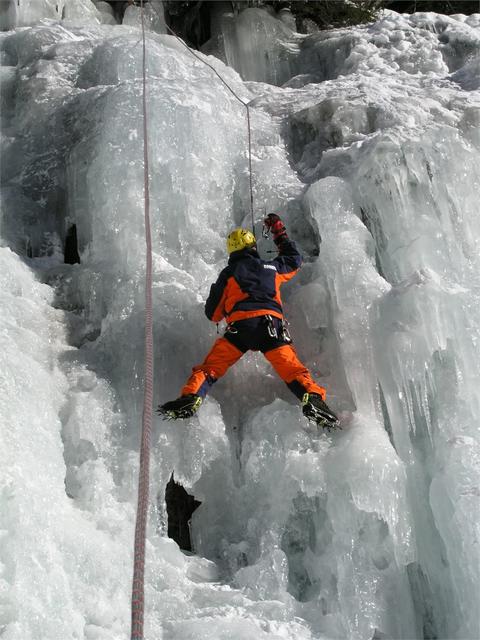 Im Winter können sich Kletterfans in sicherer Umgebung im Eisklettern versuchen.