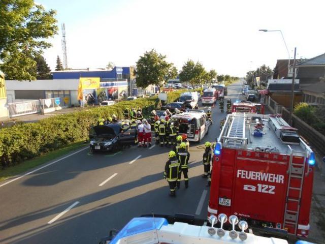 Während des Rettungseinsatzes wurde die Hauptstraße für den kompletten Verkehr gesperrt.