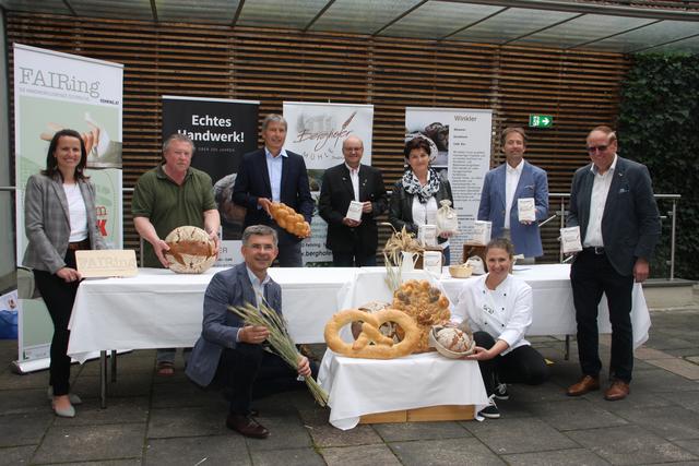 Stadtamtsdirektorin Carina Kreiner, Seniorchef Helmut Winkler, Landtagsabgeordneter Franz Fartek, Fehrings Bürgermeister Johann Winkelmaier, Kapfenstein-Bürgermeister Ferdinand Gross, Mühlenbesitzerin Liane Berghofer, Bäckereichefin Ursula Winkler, Regionalwissenschaftler Christian Krotscheck und Unterlamms Bürgermeister Robert Hammer (v.l.)