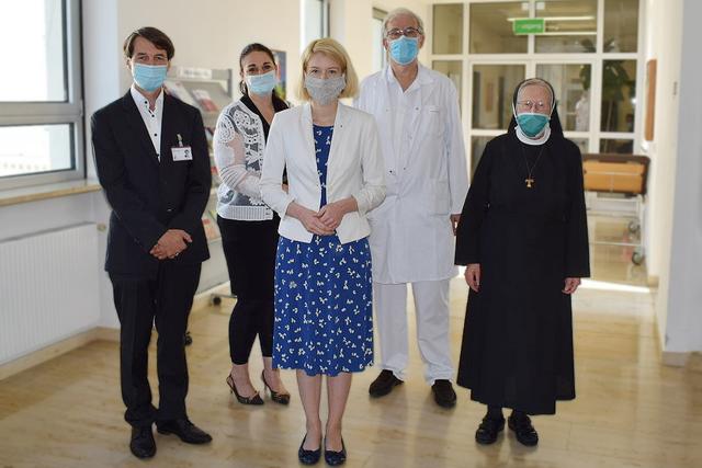 Landeshauptmann Stellvertreterin Christine Haberlander zu Besuch im Krankenhaus St. Josef in Braunau.