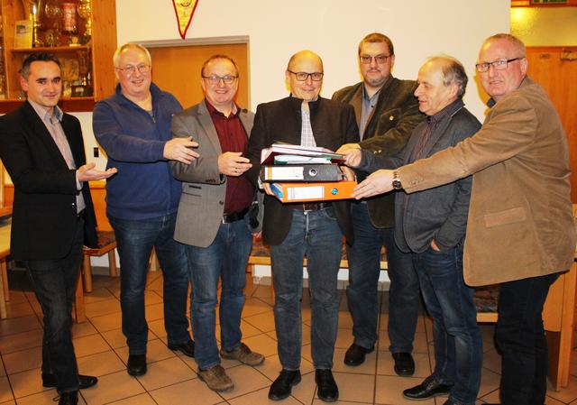 Herbert Windsperger (li.) und die Bürgermeister der Gemeinden mit DI Wachutka, Fiberservice OÖ (mitte) | Foto: Schachinger