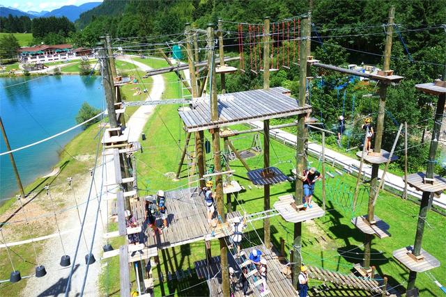 Outdoortrainer sind im Hochseilgarten immer mit von der Partie und achten auf die Sicherheit.