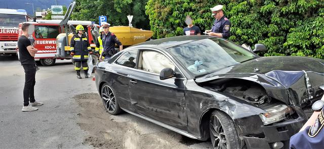 Der Audi ist nach dem Crash mit der Hauswand nur noch Schrott. | Foto: RAXmedia