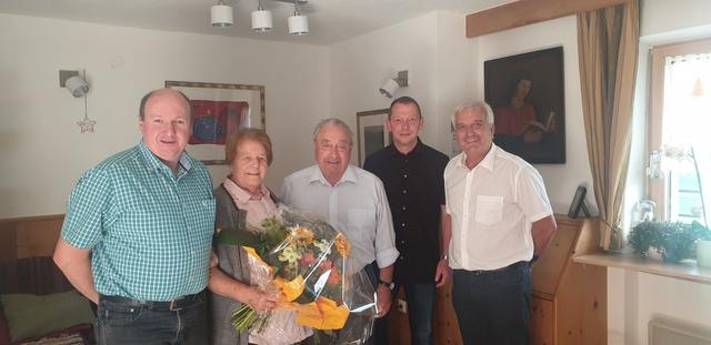 Das Jubelpaar Paula und Walter Kofler mit GV Hojnick Josef (li.) Vizebgm. Alexander Jäger (2.v.re.) und Bgm. Heinz Kofler (re.).