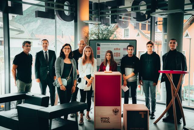 Stylische Möbel für den "Glücklich.MACHER".: HTL Imst beweist