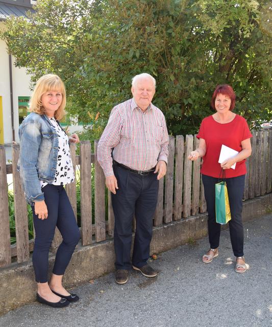 Bürgermeisterin Brigitte Praxmarer, der frühere Ortschronist Hans Eder, Volksschuldirektorin Christine Konrad