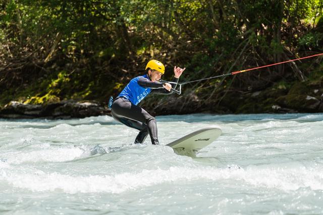 Nur mit der Kraft der Strömung geht es beim Up Stream Surfing flussaufwärts.