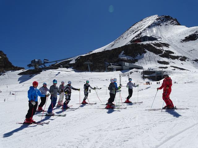 Die Kursteilnehmer der Skiakademie Schladming und Ski-Hotelfachschule Bad Hofgastein am Kitzsteinhorn.
