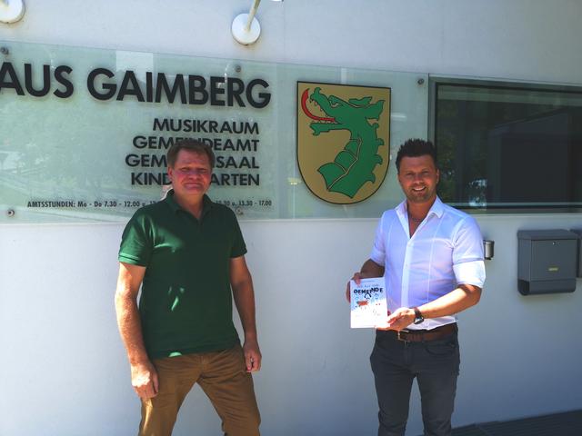 Der Gaimberger Bürgermeister Bernhard Webhofer (re.) mit GemNova Mitarbeiter Jan Schäfer.