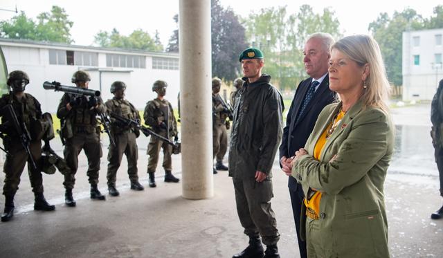 LH Schützenhöfer und BM Tanner beim Besuch der Kaserne Straß. | Foto: Bundesheer/Carina Karlovits