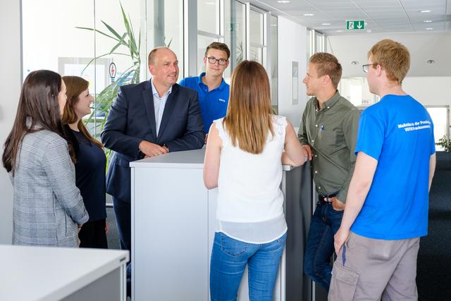 Karl Pichler mit Lehrlingen