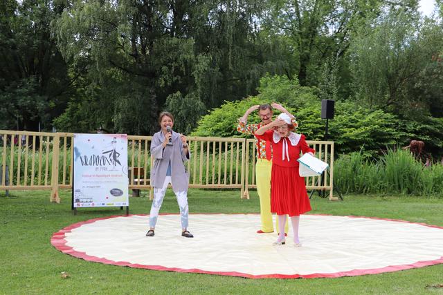 Vizebürgermeisterin Uschi Schwarzl in ihrer Funktion als Kulturstadträtin während ihrer Rede zum neuen Festival und das Clown-Duo Herbert und Mimi