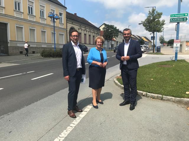 Präsentierten die Bauvorhaben für den Bezirk Güssing: Verkehrslandesrat Heinrich Dorner, SPÖ-Bezirksvorsitzende Verena Dunst und der Stegersbacher Vizebürgermeister Jürgen Dolesch.