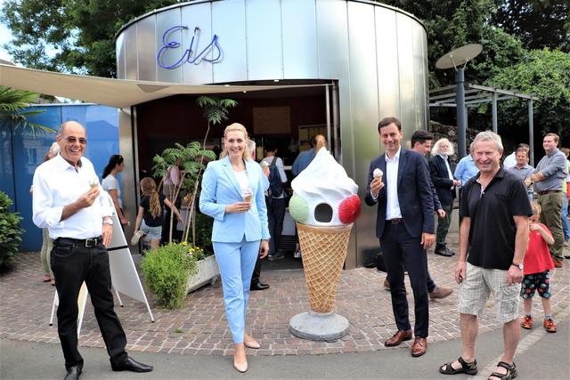 Bgm. Karl Ziegler, BM Christine Aschbacher, NAbg. Ernst Gödl und Eis-Koryphäe Klaus Purkarthofer.  | Foto: Edith Ertl