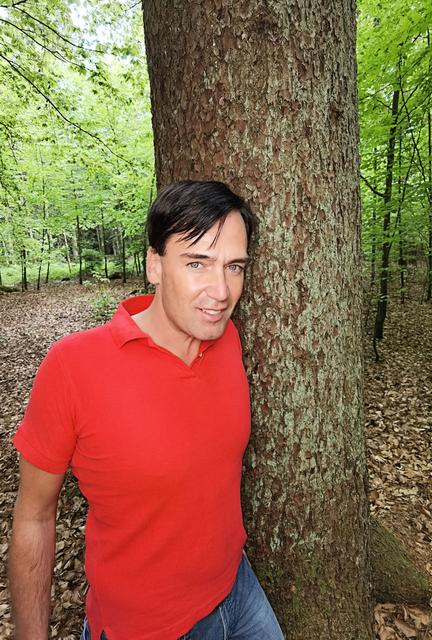 Gerhard Kornschober aus Markt Hartmannsdorf empfiehlt den neuen Trend "Waldbaden" als Tankstelle für Menschen.