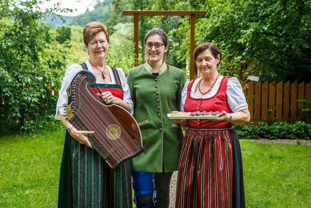 Zitherspielerin Hannelore Lintner, Juniorchefin Hanna Weiss und Ideenlieferantin sowie Dirndl-Kochbuchautorin Sonja König freuen sich schon auf den ersten Stammtisch.
