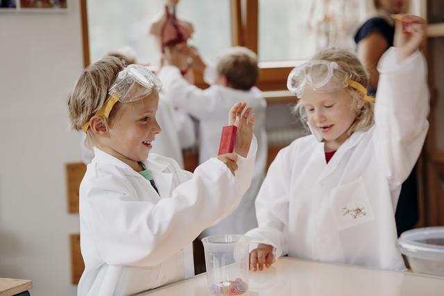 Mika und Chiara voller Begeisterung bei ihren Experimenten.