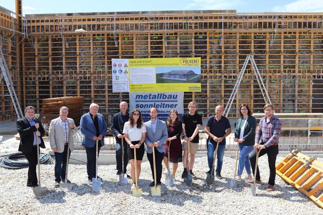 BÖ Wirtschaftsstandortentwickler Jürgen Erber, GGR Martin Horacek, Bürgermeister Johann Hell, Bauherren Otto, Sabrina, Thomas und Barbara Sonnleitner, Projektleiter Karl Eichinger, Architekt Josef Fürstl, BÖ Wirtschaftsbundobfrau Barbara Lashofer, Baumeister Dominik Gramser