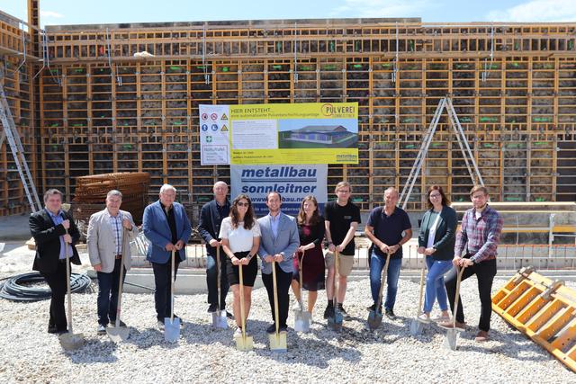 BÖ Wirtschaftsstandortentwickler Jürgen Erber, GGR Martin Horacek, Bürgermeister Johann Hell, Bauherren Otto, Sabrina, Thomas und Barbara Sonnleitner, Projektleiter Karl Eichinger, Architekt Josef Fürstl, BÖ Wirtschaftsbundobfrau Barbara Lashofer, Baumeister Dominik Gramser | Foto: Sonnleitner