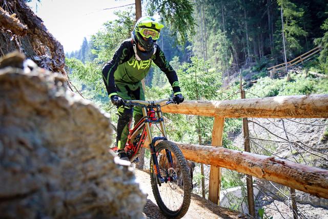 Eine 30 Meter lange Hängebrucke ist der Höhepunkt am Wildbachtrail von Fendels nach Ried. | Foto: TVB Tiroler Oberland / Kurt Kirschner