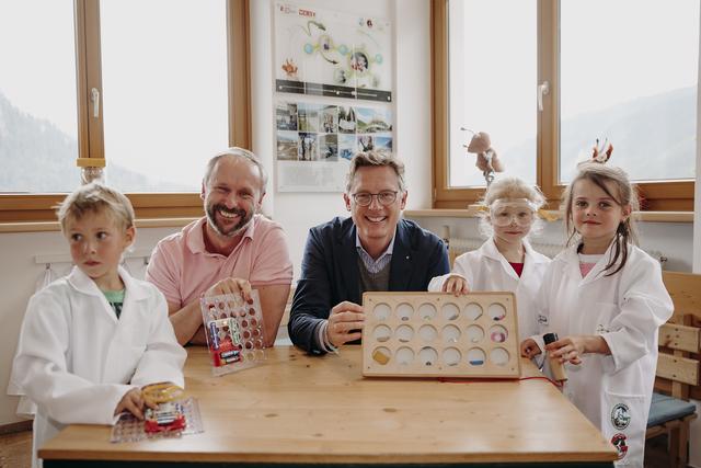 Die Kindergartenkinder Mika, Chiara und Elisabeth mit Bürgermeister Erich Czerny (Gemeinde Krimml) und Johannes Hörl (Vorstand Großglockner Hochalpenstraßen AG)
