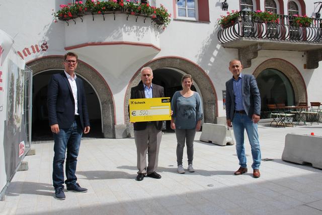Übergabe des Vereines ATIB: (v.l.) Bgm. Christian Härting (Obmann ThT), Saban Öncü (Obmann ATIB), Claudia Waldhart (Kassier-Stv. ThT) und Gemeinderat Güven Tekcan.