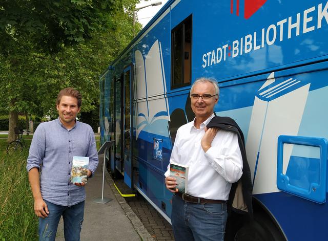 Nahmen den neuen Bücherbus in Gnigl freudig in Empfang: SPÖ-Gemeinderat Sebastian Lankes (links) und Helmut Windinger, Leiter der Stadtbibliothek,