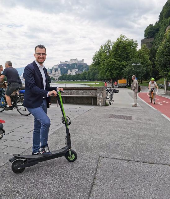 SPÖ-Gemeinderat Tarik Mete mit seinem E-Scooter an der Kreuzung zwischen Müllner Steg und Kaipromenade. Er möchte diese Gefahrenstelle per Antrag entschärfen lassen