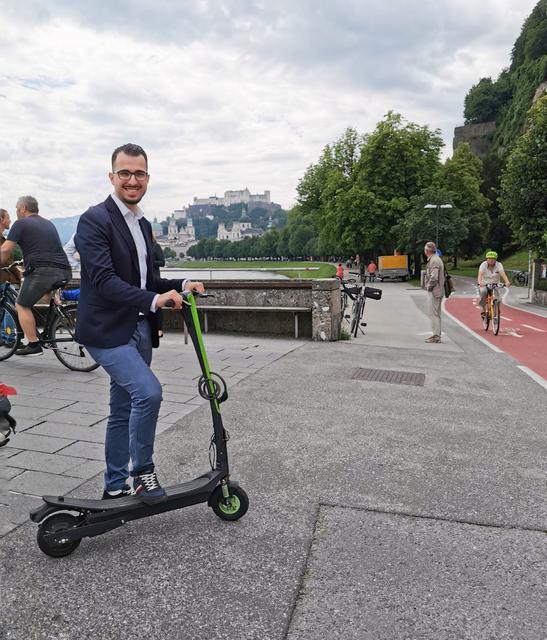 SPÖ-Gemeinderat Tarik Mete mit seinem E-Scooter an der Kreuzung zwischen Müllner Steg und Kaipromenade. Er möchte diese Gefahrenstelle per Antrag entschärfen lassen | Foto: SPÖ