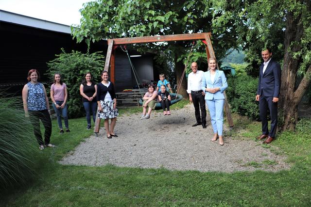 BM Christine Aschbacher, Bgm. Karl Ziegler, NAbg. Ernst Gödl und Kindergarten-Pärdagoginnen beim Besuch im Pfarrkindergarten Fernitz-Mellach | Foto: Edith Ertl