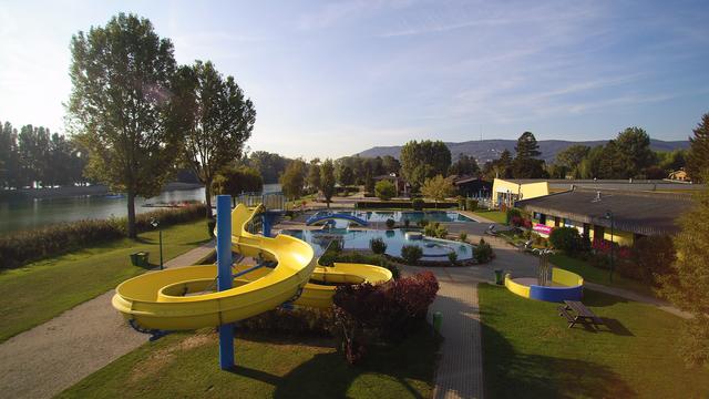 Das beliebte, an der Donau gelegene Strandbad in Klosterneuburg freut sich über die Lockerungen und kann nun 500 Saisonkarten ausgeben. | Foto: Zeillinger