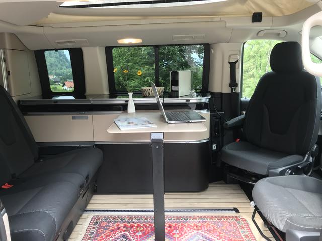 Mit ihrem mobilen Reisebüro im Bus tritt Regine Bassiri den Herausforderungen der Branche entgegen.
