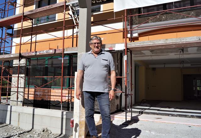 Helmut Klose vor der Gemeindeamt-Baustelle.