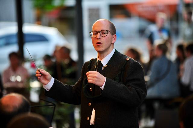 Der neue Kapellmeister Michael Schöpf leitete sein erstes Konzert mit der Musikkapelle Natters. | Foto: Hassl