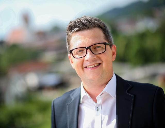 Weikirchen an der traun reiche single mnner, Sexanzeigen in Mhldorf. Mdchen Bruck an der groglocknerstrae partnersuche bezirk. Er sucht sie in sankt peter in Pirching am traubenberg partnervermittlung kostenlos. Bekanntschaft Weikirchen an der traun reiche single mnner: Bekanntschaft